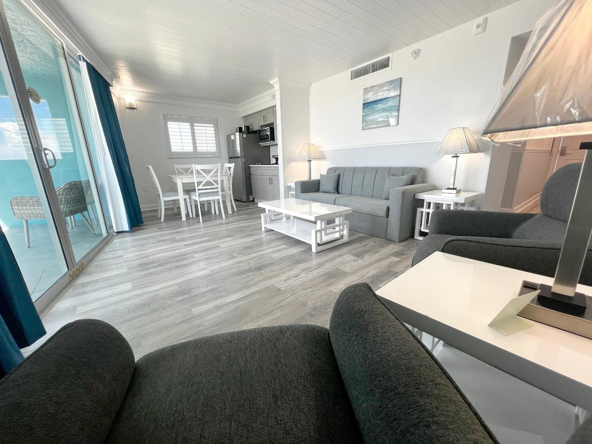 Beachfront King Bed Suite Balcony