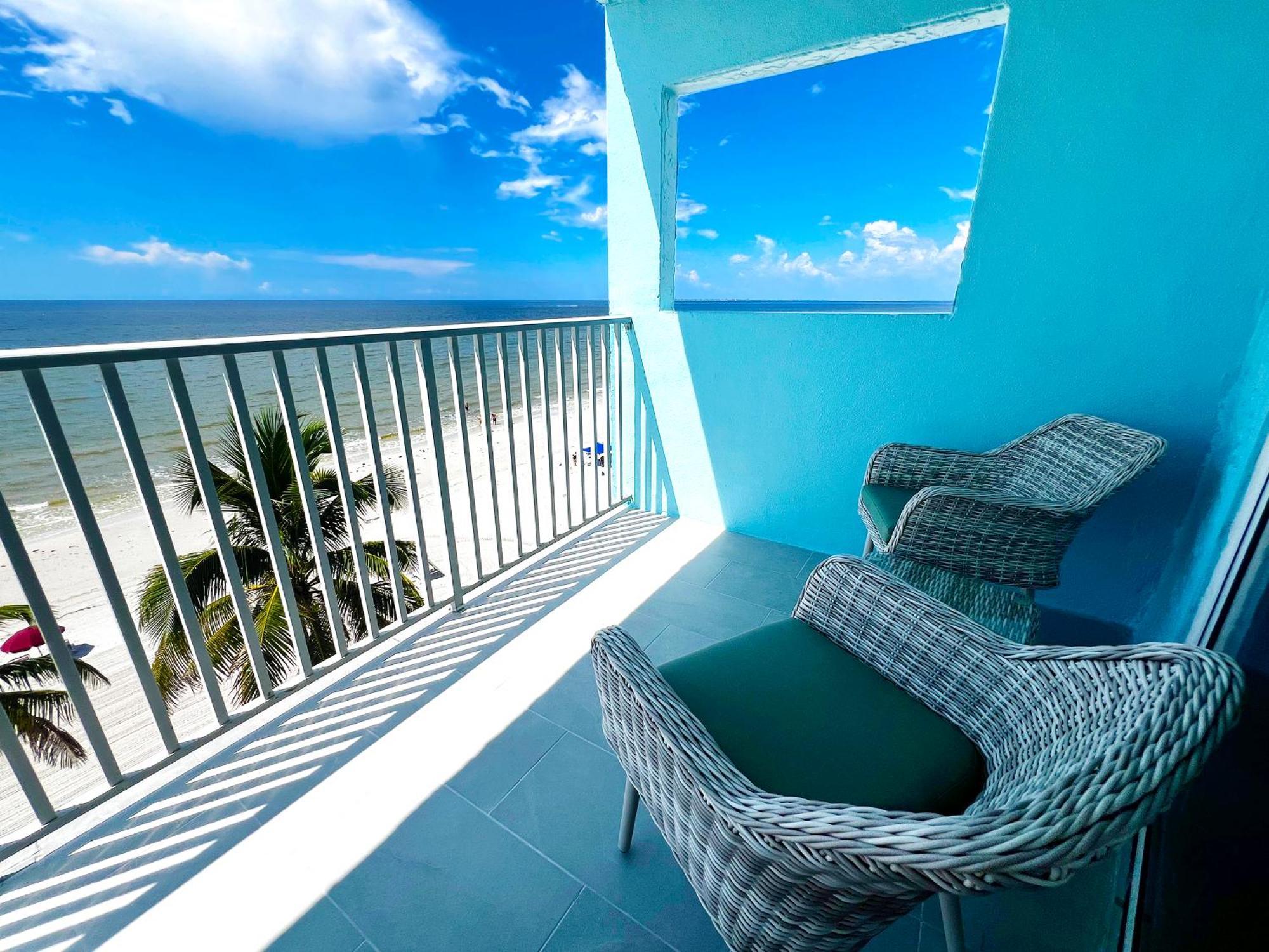 Beachfront King Bed Suite Balcony