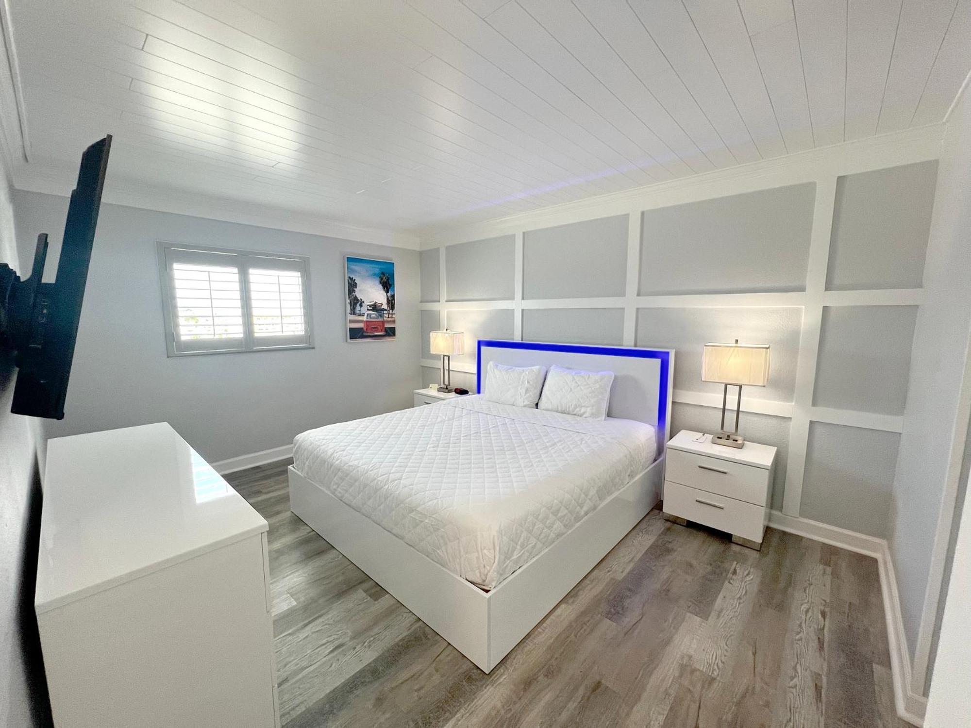 Beachfront King Bed Suite Balcony