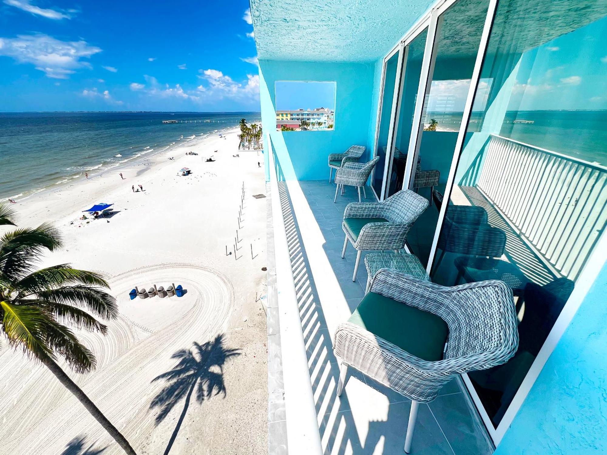 Beachfront King Bed Suite Balcony
