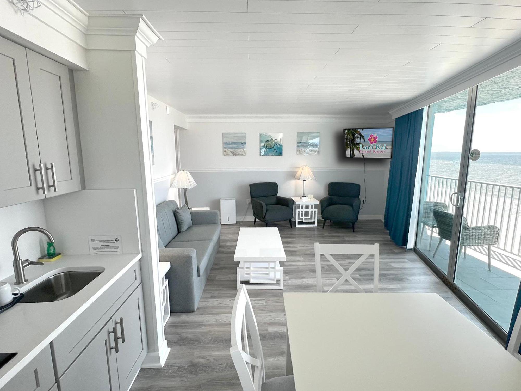 Beachfront King Bed Suite Balcony