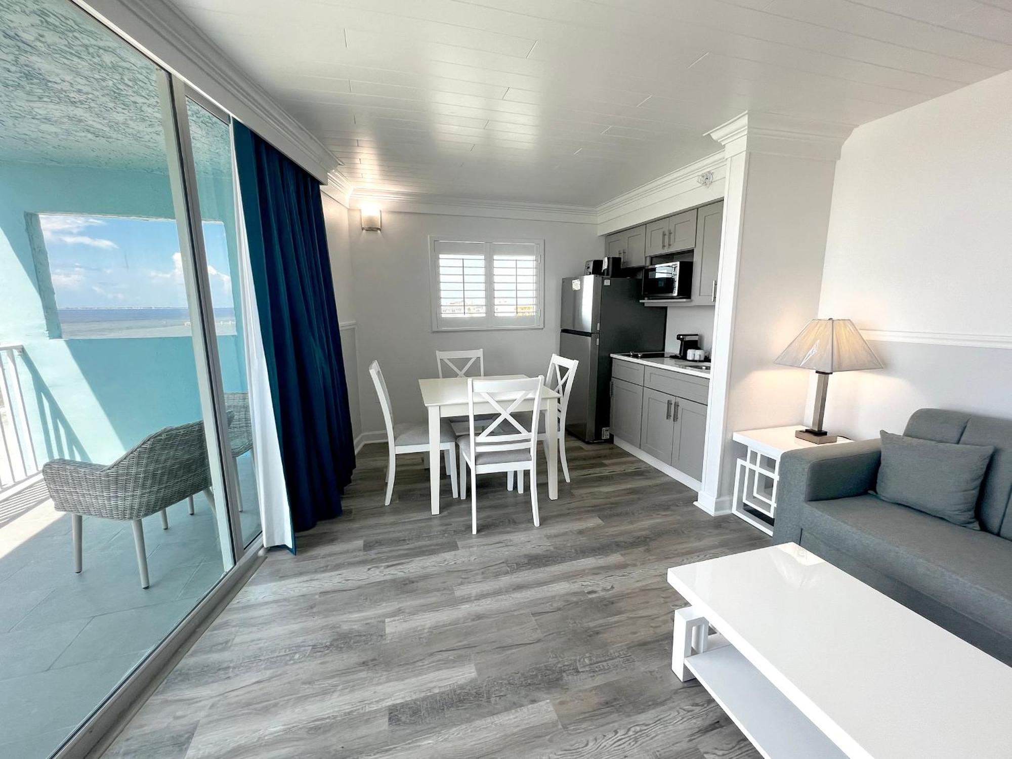 Beachfront King Bed Suite Balcony